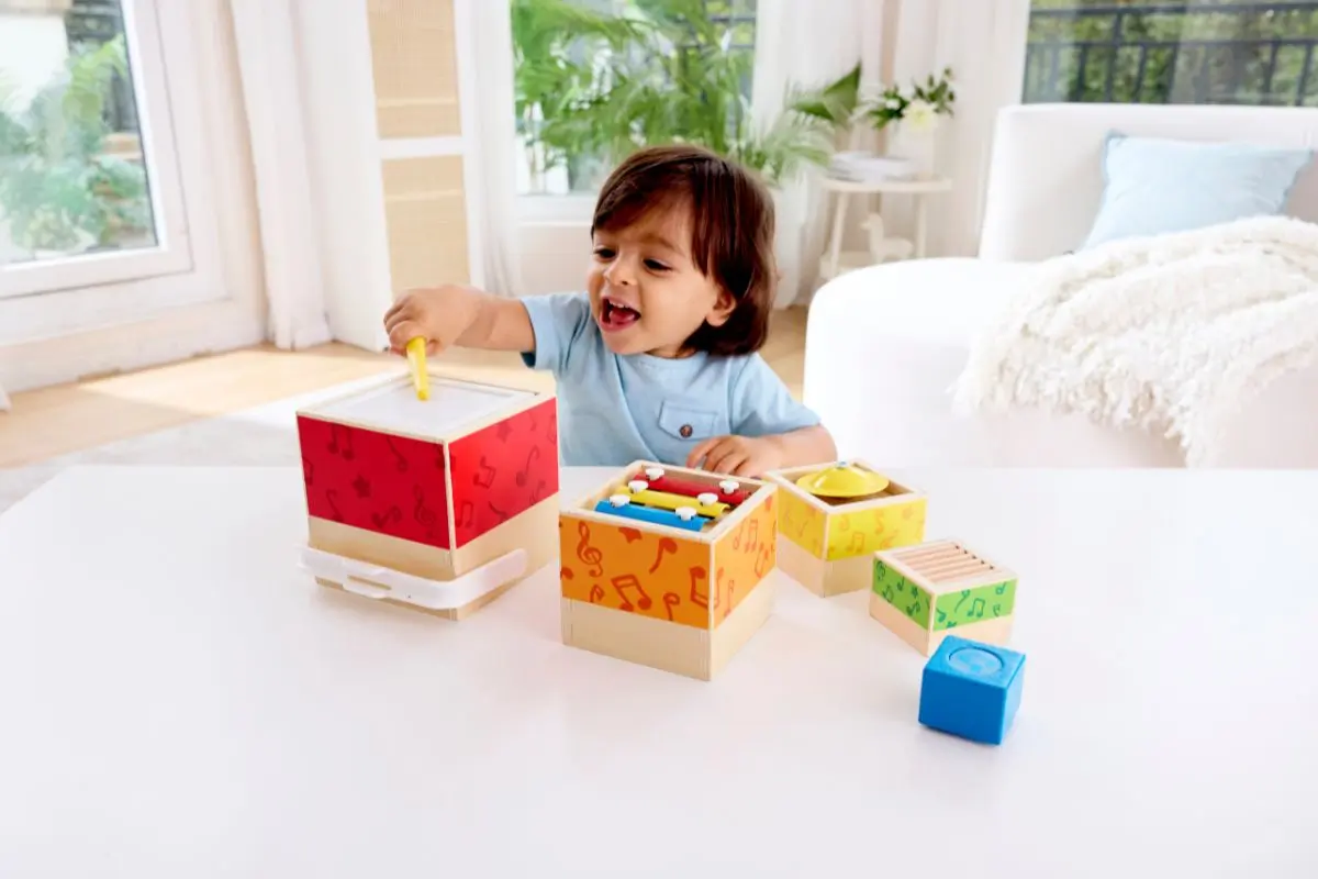 Un niño desarrolla su sentido de la melodía y el ritmo a través del juego creativo en los primeros años